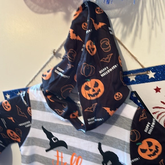 Baby’s Halloween onesie with snaps and hood - Picture 4 of 8